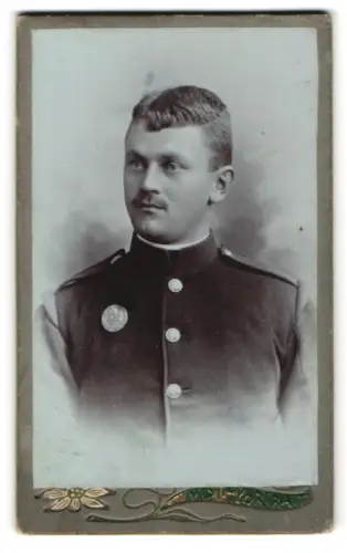 Fotografie unbekannter Fotograf und Ort, Porträt eines Soldaten in Uniform