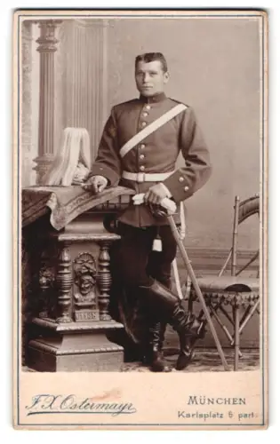 Fotografie F. X. Ostermayr, München, Karlsplatz 6, Soldat in Uniform mit Hut und Zigarre
