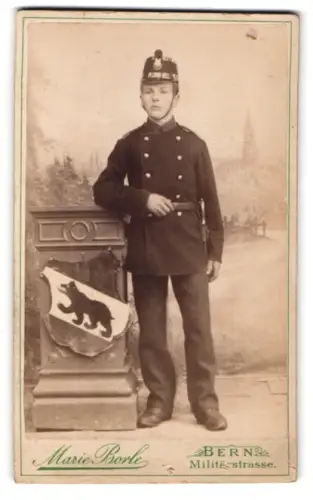 Fotografie Marie Borle, Bern, Militärstrasse, Junger Soldat in Uniform, Bären-Wappen