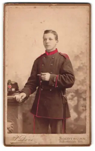 Fotografie P. Does, Solothurn, Bahnhofstrasse 209, Soldat in Uniform mit Zigarre, handkoloriert