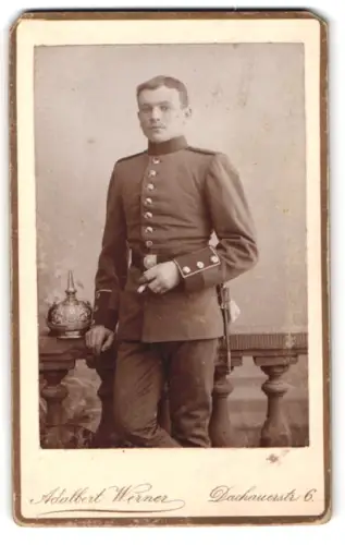 Fotografie Adalbert Werner, München, Dachauerstrasse 6, Porträt eines Soldaten in Uniform mit Pickelhaube