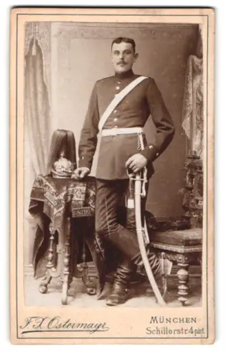 Fotografie F. X. Ostermayr, München, Schillerstr. 4, Porträt eines Soldaten in Uniform mit Waffe und Helm