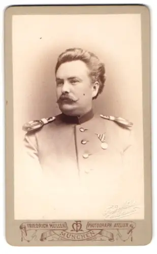 Fotografie Friedrich Müller, München, Kaufingerstrasse 21 1/2, Porträt eines Soldaten in Uniform mit Epauletten 1881