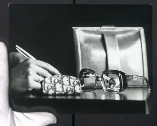 Fotografie Brillenkollektion Herbst-Winter 1973/74 von Christian Dior, Brille mit dunkeltransparentem Rahmen