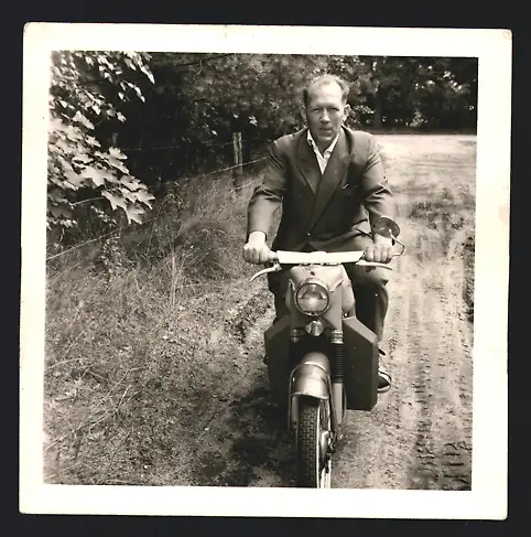 Fotografie Motorrad Herkules, LKRAD auf einem Waldweg