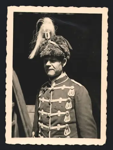 Fotografie Dusiburg - Husar in Uniform mit Mütze um 1930
