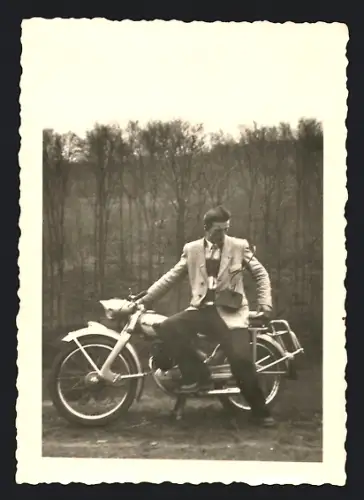Fotografie Motorrad NSU - Fox, lässiger Fahrer mit Krad