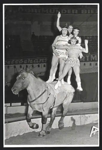 Fotografie Heinz Memmer, Dortmund, Zirkus - Circus Akrobatinnen auf galoppierenden Pferd stehend