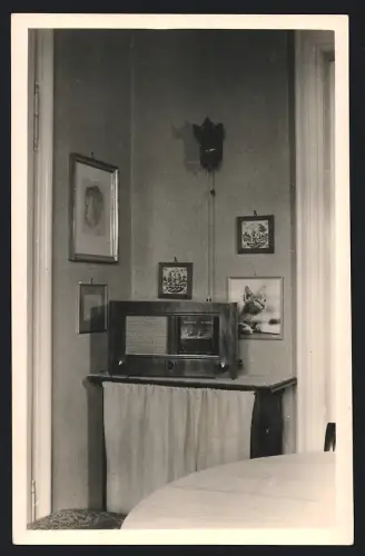 Fotografie Herbert Hauswald, Radebeul, Radio / Radioempfänger / Radioreceiver auf Anrichte stehend