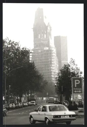 Fotografie unbekannter Fotograf, Ansicht Berlin, Kurfürstendamm mit Blick zur Gedächtniskirche im Baugerüst