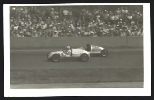 Fotografie Motorsport, Autorennen, Rennwagen Startnummer 84 und 61 vor Zuschauertribüne