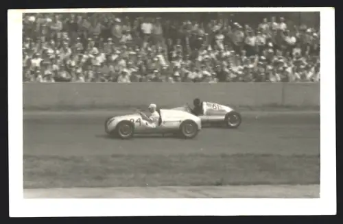 Fotografie Motorsport, Autorennen, Rennwagen Startnummer 84 & 61 vor Zuschauertribüne