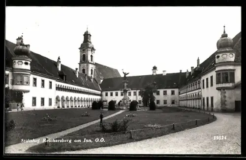 AK Reichersberg am Inn, Stiftshof mit Kirche