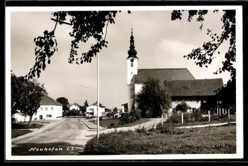 AK Neuhofen im Innkreis, Strassenpartie mit Kirche
