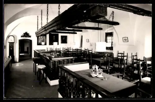 AK Puchenau, Schlossrestaurant, Speisesaal mit Ahnengalerie