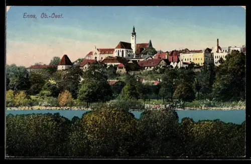 AK Enns /Ob. Öst., Stadtpanorama mit Kirche und Flussufer