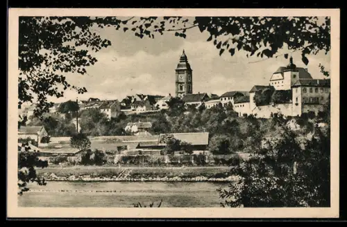 AK Enns /O. Ö., Ortspanorama mit Flussufer, Kirchturm und Schloss