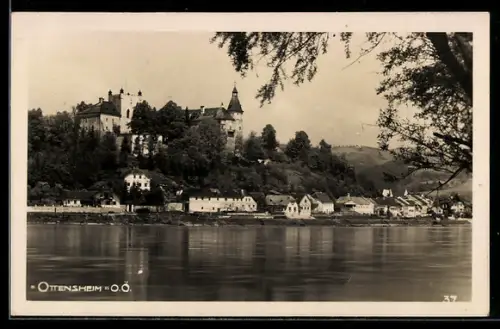 AK Ottensheim /O.Ö., Schloss und Ortsufer an der Donau