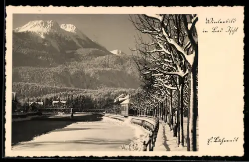 AK Bad Ischl, Winterbild an der Promenade mit Fluss und Bergpanorama