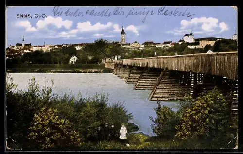 AK Enns /O.-Ö., Holzbrücke und Stadtpanorama mit Kirchturm