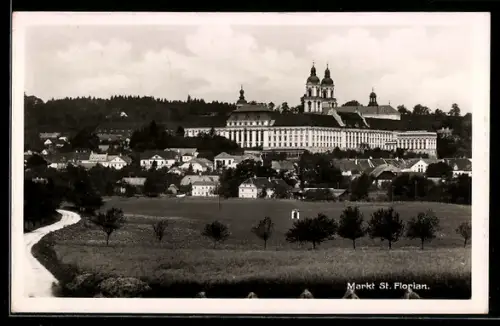 AK St. Florian, Panorama mit Stiftskirche und Ort