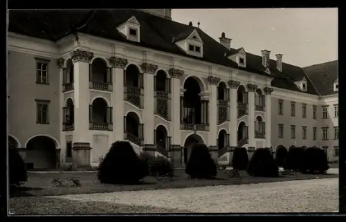 AK St. Florian, Arkadenfassade mit Aussentreppe