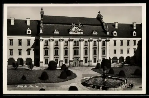 AK St. Florian, Stift mit Garten und Springbrunnen