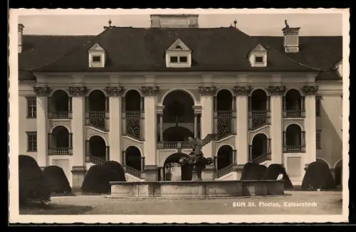 AK St. Florian, Stift mit Kaisertor und Brunnen