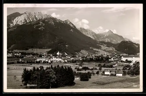 AK Bludenz /Vorarlberg, Panorama mit Kirche und Alpenkulisse