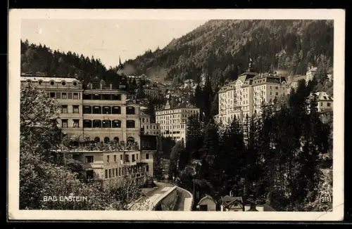 AK Bad Gastein, Panorama mit Hotels und Bergwald