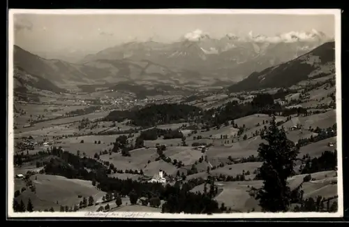 AK Aurach /Kitzbühel, Talpanorama mit Kirche und Gehöften