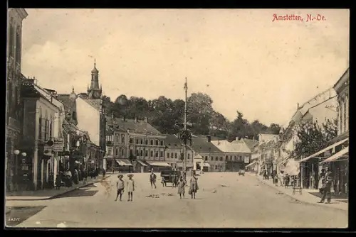AK Amstetten /N.-Oe., Strassenpartie mit Geschäften