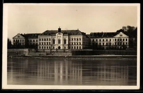 AK Ybbs /Donau, Schloss übers Wasser gesehen