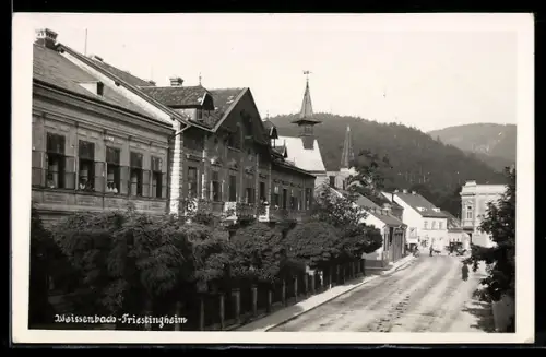 AK Weissenbach a. d. Triesting, Strasse mit Häusern und Kirchturm