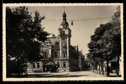 AK Wels /O. Ö., Gebäude mit Turm am Platz