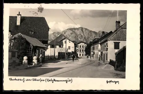 AK Unterach am Attersee, Strassenpartie mit Häusern und Gebirgspanorama