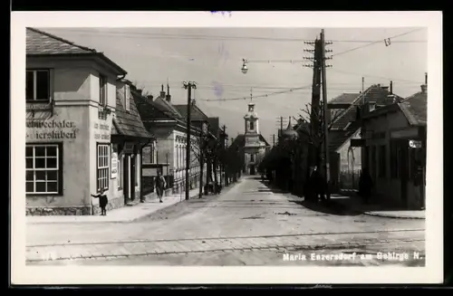 AK Maria Enzersdorf am Gebirge, Strasse mit Kirche