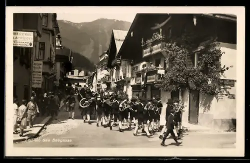 AK Zell am See, Seegasse mit marschierender Musikkapelle