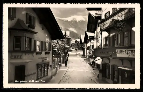 AK Zell am See, Strasse mit Hotel, Café und Bergpanorama