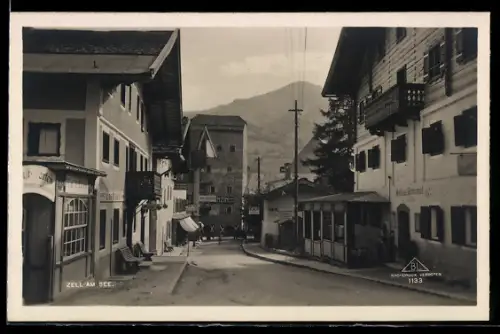 AK Zell am See, Strasse mit Häusern und Bergpanorama