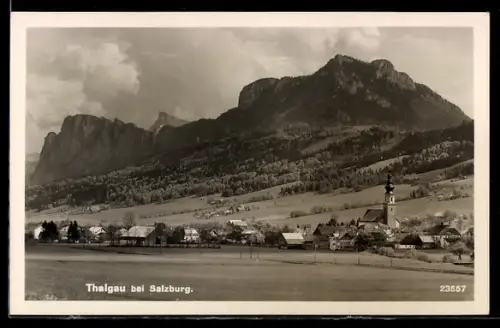 AK Thalgau /Salzburg, Ort mit Kirche und Bergpanorama