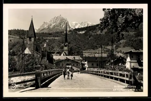 AK Bischofshofen am Hochkönig, Brücke mit Kirchen und Hochkönig-Panorama
