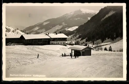 AK Saalbach /Pinzgau, Hinterglamm, Winteransicht mit Skifahrern