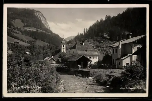AK Weissbach b. Lofer, Ortsansicht mit Bach, Kirche und Bergpanorama