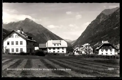 AK Weisspriach bei Mariapfarr, Ortsansicht mit Bergpanorama