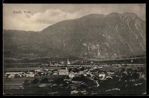 AK Kundl /Tirol, Panorama mit Kirche und Gebirgszug