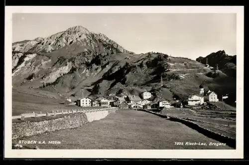 AK Stuben a. A., Panorama mit Häusern, Kirche und Berglandschaft