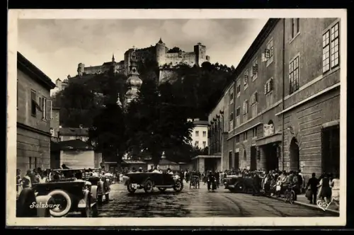 AK Salzburg, Auffahrt zu einer Aufführung im Festspielhaus, Festung Hohensalzburg im Hintergrund