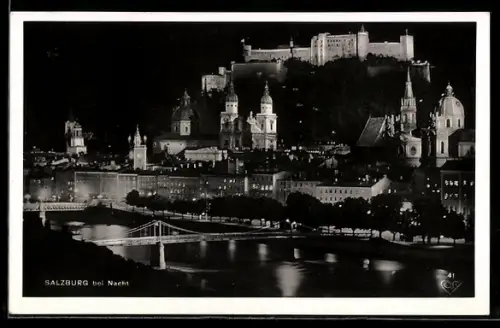 AK Salzburg, Panorama mit Festung und Salzach bei Nacht