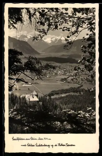 AK Saalfelden, Panorama mit Ortschaft, Schloss Lichtenberg gegen die Hohen Tauern